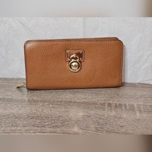 Michael Kors Hamilton Travel Zip Around Wallet- LIKE NEW!